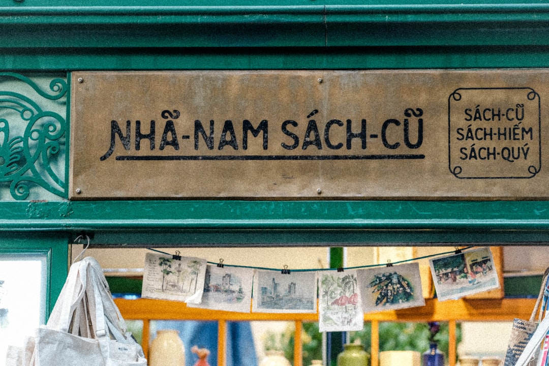 Nha-Nam Sach-Cu stall